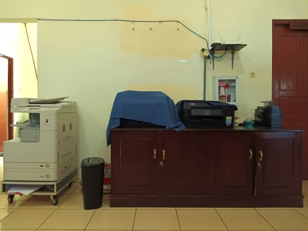 东努沙登加拉的阿坦布阿 2023年3月22日 办公室内的打印机 复印机和碎纸机等各种工作辅助设备 — 图库照片
