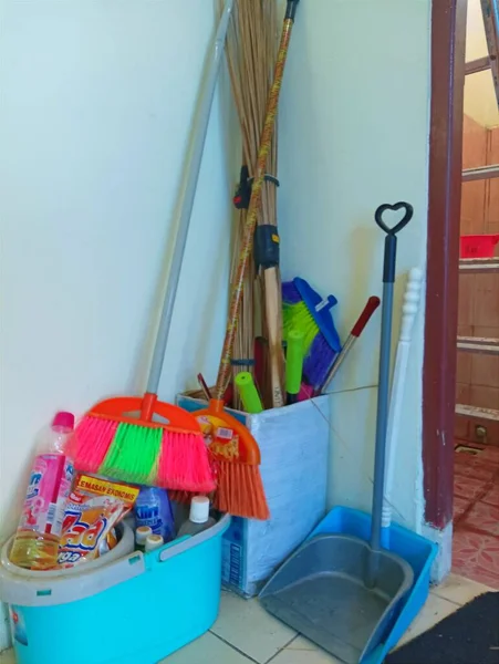 东努沙登加拉的阿坦布阿 2023年3月22日 社区常用的几种清洁工具 — 图库照片