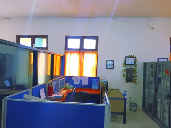 Atambua, Doğu Nusa Tenggara - 26 Mart 2023: Personel olmadığı için ofis çalışma alanı hala yok