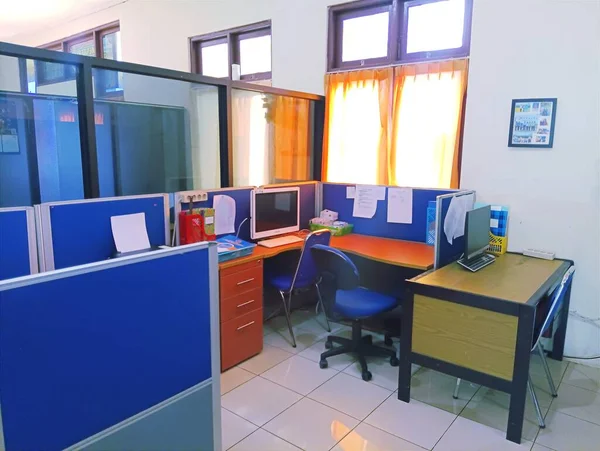 Atambua, Doğu Nusa Tenggara - 26 Mart 2023: Personel olmadığı için ofis çalışma alanı hala yok
