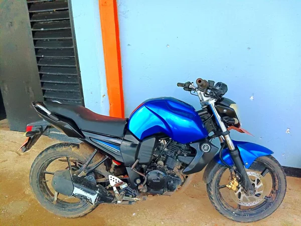 Atambua, Doğu Nusa Tenggara - 23 Mart 2023: Yolun sol tarafında motosiklet parkı