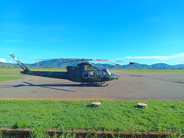 Atambua, Doğu Nusa Tenggara - 25 Mart 2023: Endonezya Ulusal Silahlı Kuvvetleri (TNI) Havalimanı helikopter pistine park etti
