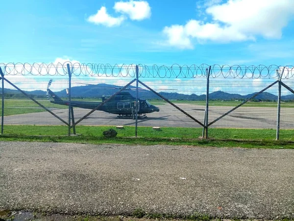 Atambua, Doğu Nusa Tenggara - 25 Mart 2023: Endonezya Ulusal Silahlı Kuvvetleri (TNI) Havalimanı helikopter pistine park etti