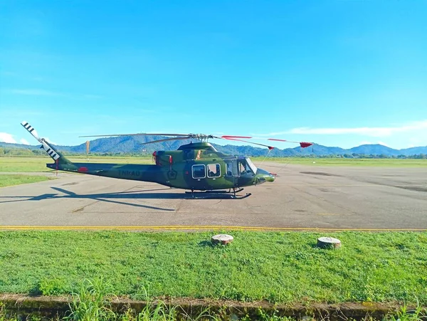 Atambua, Doğu Nusa Tenggara - 25 Mart 2023: Endonezya Ulusal Silahlı Kuvvetleri (TNI) Havalimanı helikopter pistine park etti