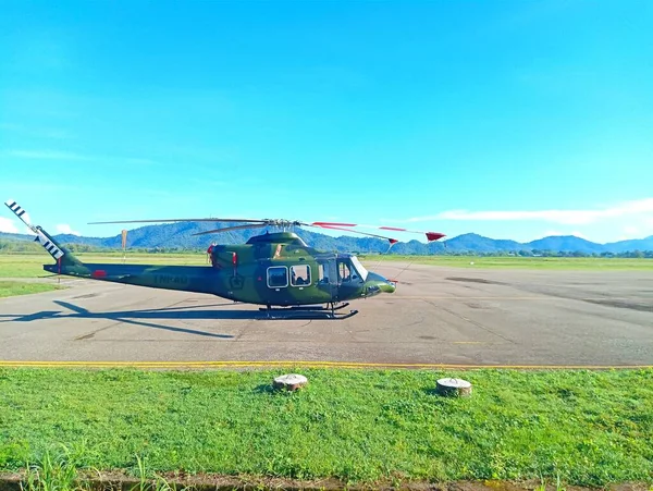 Atambua, Doğu Nusa Tenggara - 25 Mart 2023: Endonezya Ulusal Silahlı Kuvvetleri (TNI) Havalimanı helikopter pistine park etti