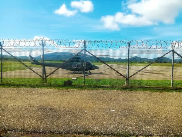 Atambua, Doğu Nusa Tenggara - 25 Mart 2023: Endonezya Ulusal Silahlı Kuvvetleri (TNI) Havalimanı helikopter pistine park etti