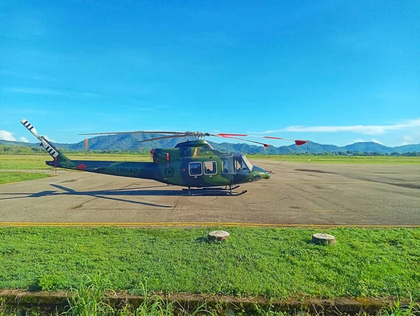 Atambua, Doğu Nusa Tenggara - 25 Mart 2023: Endonezya Ulusal Silahlı Kuvvetleri (TNI) Havalimanı helikopter pistine park etti