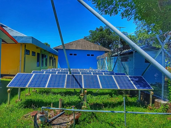 Atambua East Nusa Tenggara Března 2023 Venkovní Solární Panely Obklopené — Stock fotografie