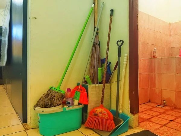 东努沙登加拉的阿坦布阿 2023年3月26日 社区常用的几种清洁工具 — 图库照片