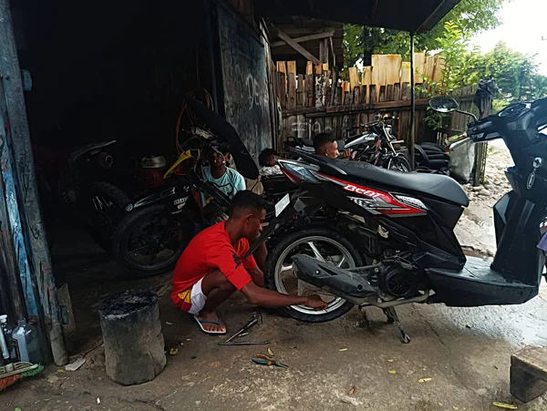 Atambua East Nusa Tenggara Abril 2023 Várias Motocicletas Sendo Atendidas — Fotografia de Stock