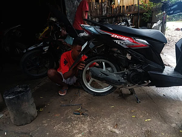 Atambua East Nusa Tenggara Abril 2023 Várias Motocicletas Sendo Atendidas — Fotografia de Stock