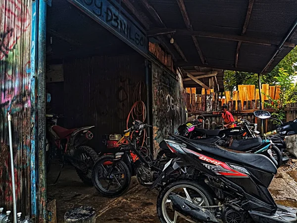 東ヌサトゥンガラ州アタンブア2023年4月7日 オートバイ修理工場で整備士が修理中のオートバイ — ストック写真