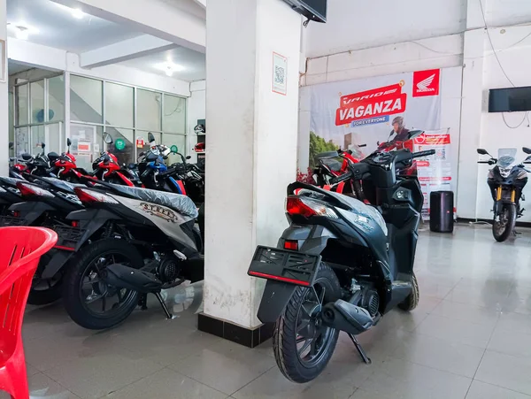 Atambua, Doğu Nusa Tenggara - 25 Nisan 2023: Motosiklet galerisinde yeni motosikletler satışa sunuldu