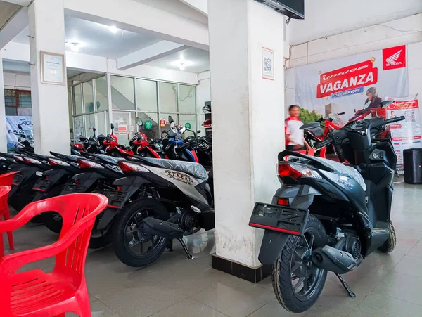 Atambua, Doğu Nusa Tenggara - 25 Nisan 2023: Motosiklet galerisinde yeni motosikletler satışa sunuldu