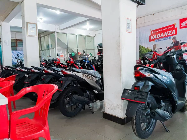 Atambua, Doğu Nusa Tenggara - 25 Nisan 2023: Motosiklet galerisinde yeni motosikletler satışa sunuldu