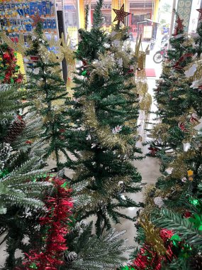 Satılık çeşitli çekici Noel süsleri.