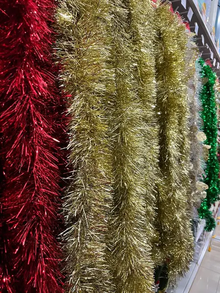 Satılık çeşitli çekici Noel süsleri.