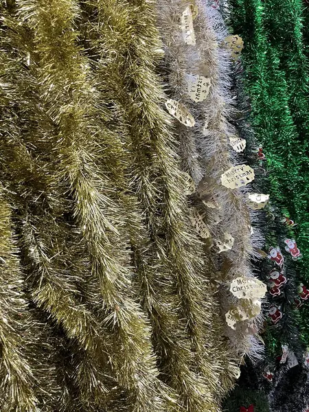 Satılık çeşitli çekici Noel süsleri.