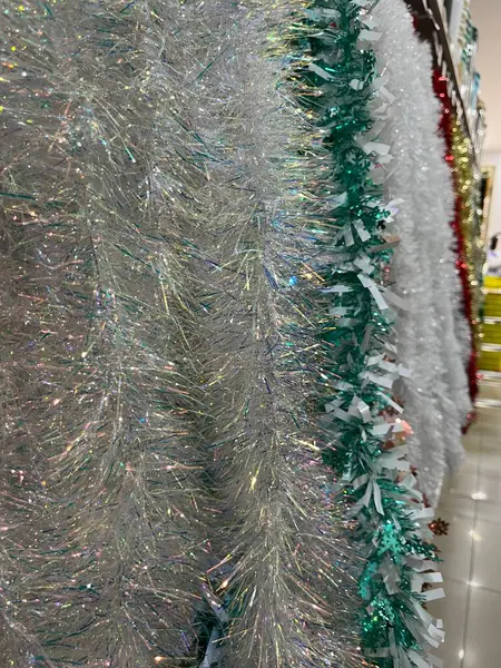 Satılık çeşitli çekici Noel süsleri.