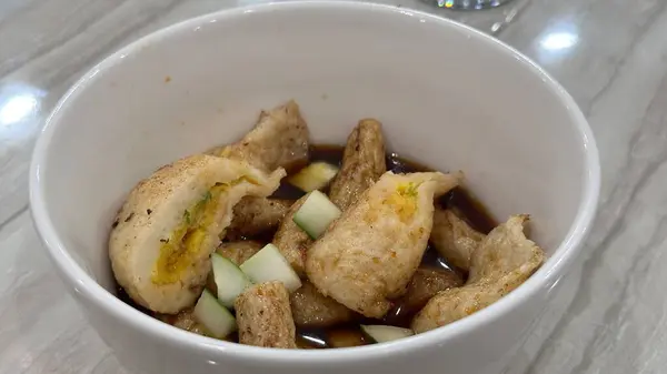 Palembang 'tan geleneksel yemek, yani pempek.
