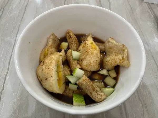 Palembang 'tan geleneksel yemek, yani pempek.