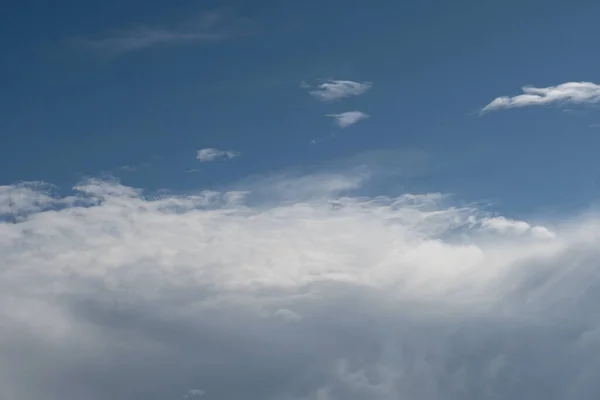 雲と太陽光線と青い空 — ストック写真