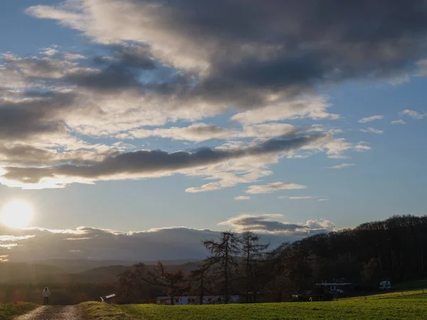 Yeşil Tepelerin Manzarası Ağaçlı Bulutlu Gökyüzü — Stok fotoğraf