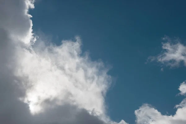 地面に白い雲と青い空の背景 美しい自然と気象学 — ストック写真