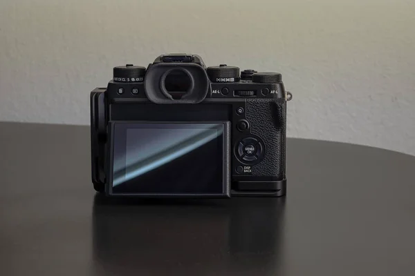 Schwarze Kamera Auf Weißem Hintergrund — Stockfoto