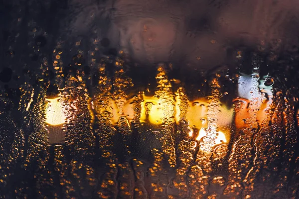 Nasse Regentropfen Auf Glasscheibe Mit Reflexion — Stockfoto