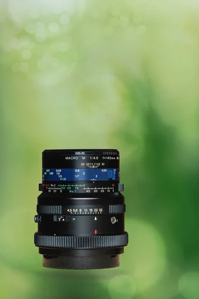 Kameralinse Mit Grünem Bildschirm Vor Blauem Himmel Ein Bild Von — Stockfoto