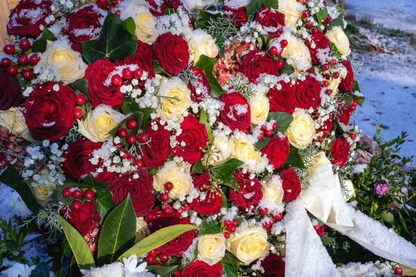 Hochzeitsstrauß Aus Schönen Blumen Auf Einem Hintergrund Nahaufnahme — Stockfoto