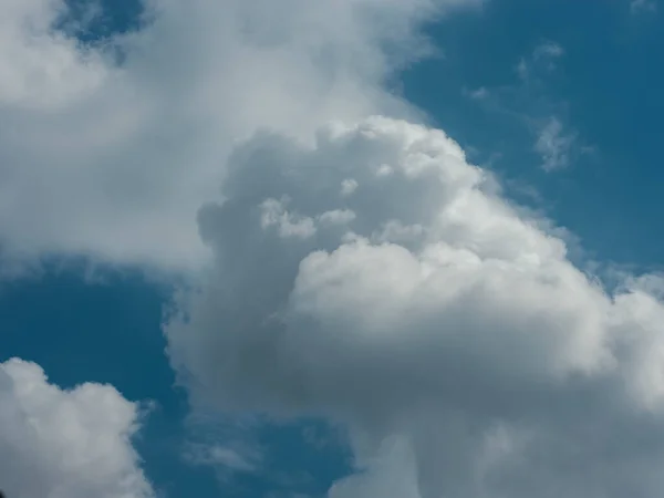 空に浮かぶ美しい雲 — ストック写真