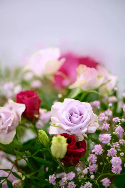 Schöner Strauß Rosa Rosen Einer Vase Auf Weißem Hintergrund — Stockfoto