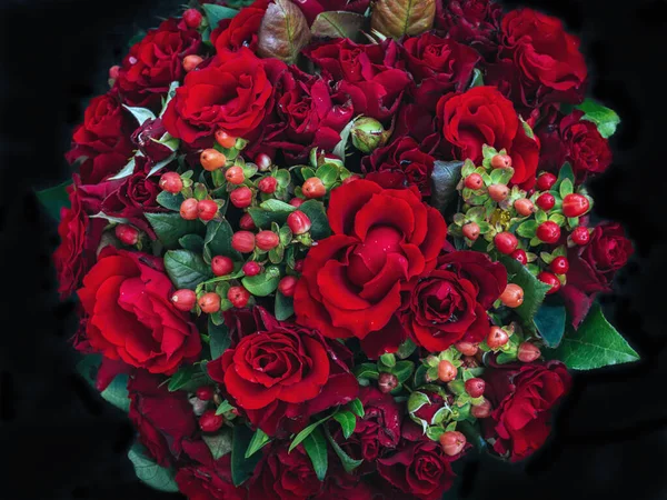 花瓶に赤いバラの美しい花束 — ストック写真