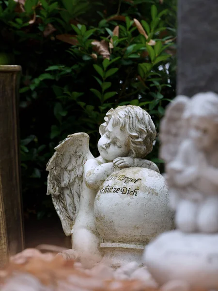 Статуя Прекрасного Ангела Парке — стоковое фото