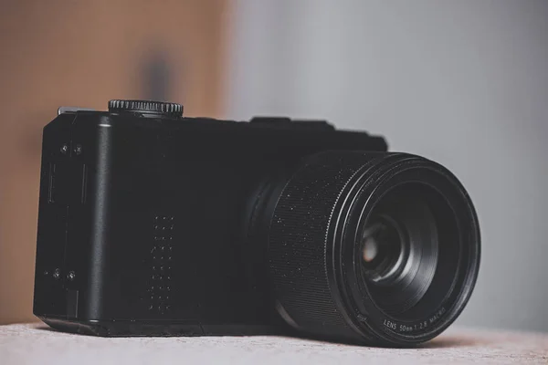 Schwarze Kamera Und Retro Fotoobjektiv Auf Weißem Hintergrund — Stockfoto