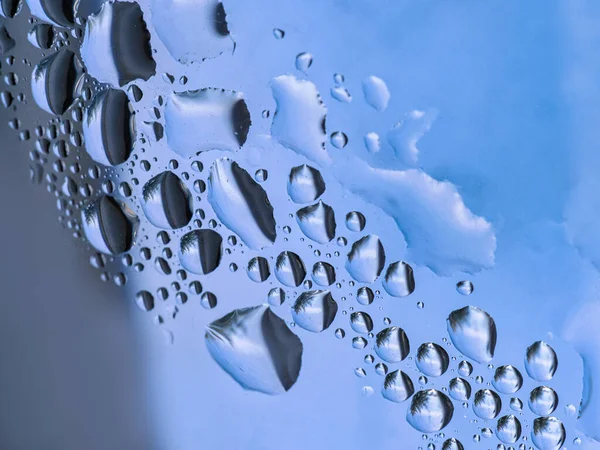 Gotas Agua Sobre Vidrio Sobre Fondo Azul Del Cielo —  Fotos de Stock