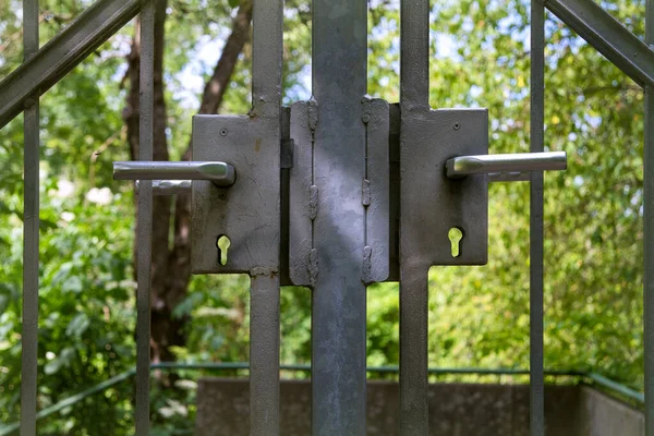有锁的生锈的旧金属栅栏 — 图库照片
