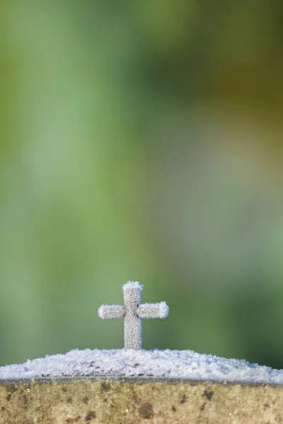 Weißes Christliches Holzkreuz Auf Dem Boden Schnee — Stockfoto
