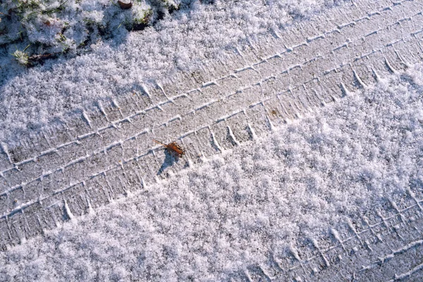 Primo Piano Trattore Che Rotola Attraverso Terreno Con Gelo — Foto Stock