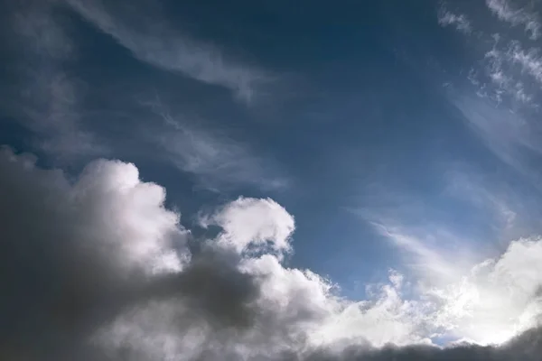 真っ青な空に白い積雲自然背景 — ストック写真