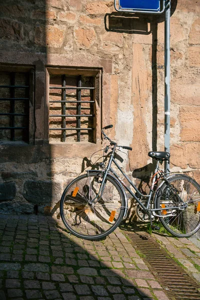 Casa Pedra Parcialmente Sombra Com Bicicleta — Fotografia de Stock