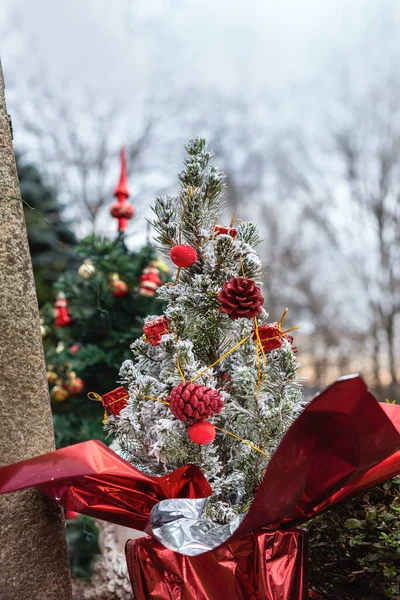 Weihnachtsbaum Mit Roter Und Weißer Dekoration — Stockfoto