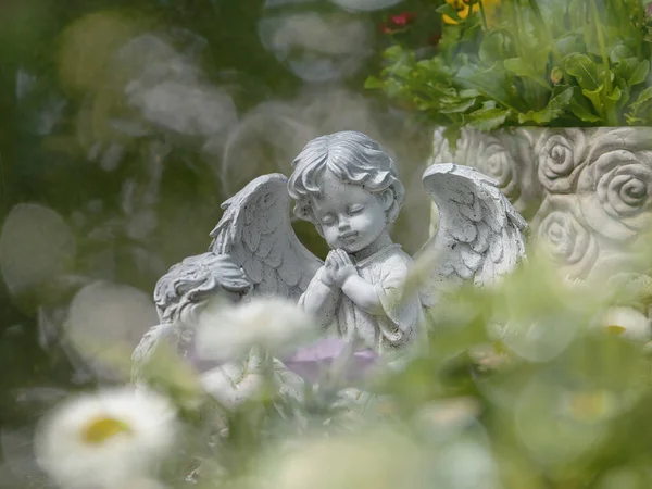 Angyal Szárnyakkal Fehér Szívvel Parkban Prágában Kis Angyal Szárnyakkal Fény Stock Kép