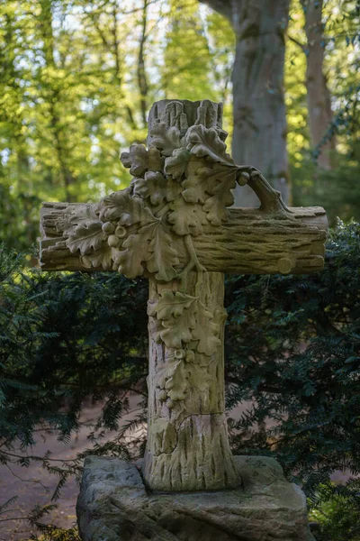Старый Деревянный Крест Фоне Кладбища — стоковое фото