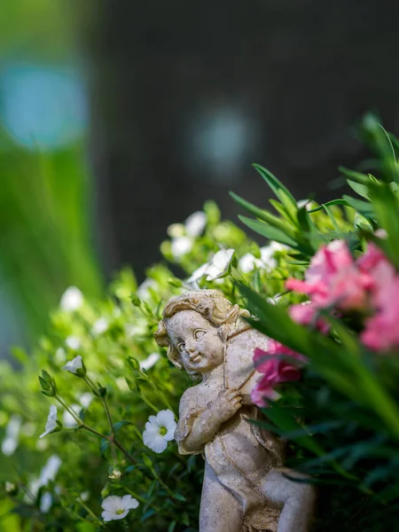 Маленький Ангел Фигурка Между Цветами Траве Парк — стоковое фото