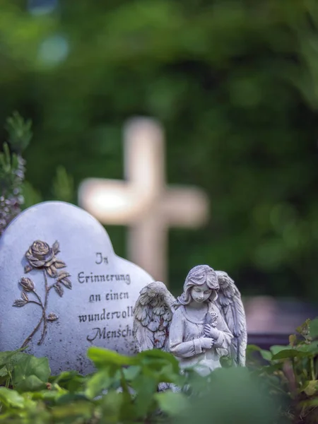 Прекрасный Вид Кладбище Парке Маленький Ангел Фигура Сердцем Парке — стоковое фото