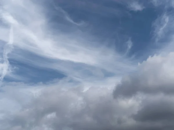 5月の曇りの空 劇的に美しい — ストック写真
