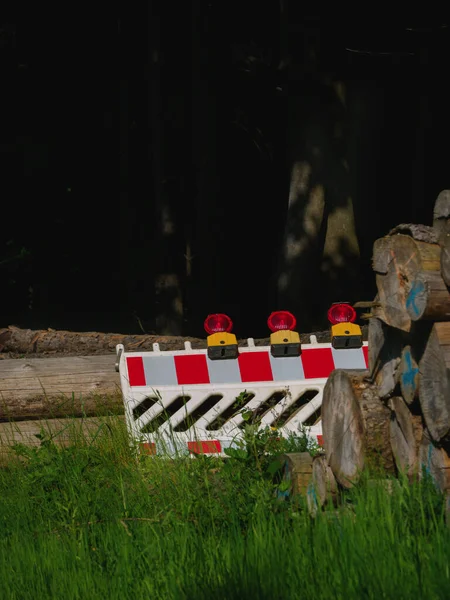 Hay Trabajos Construcción Bosque Usan Letreros Para Acordonar — Foto de Stock